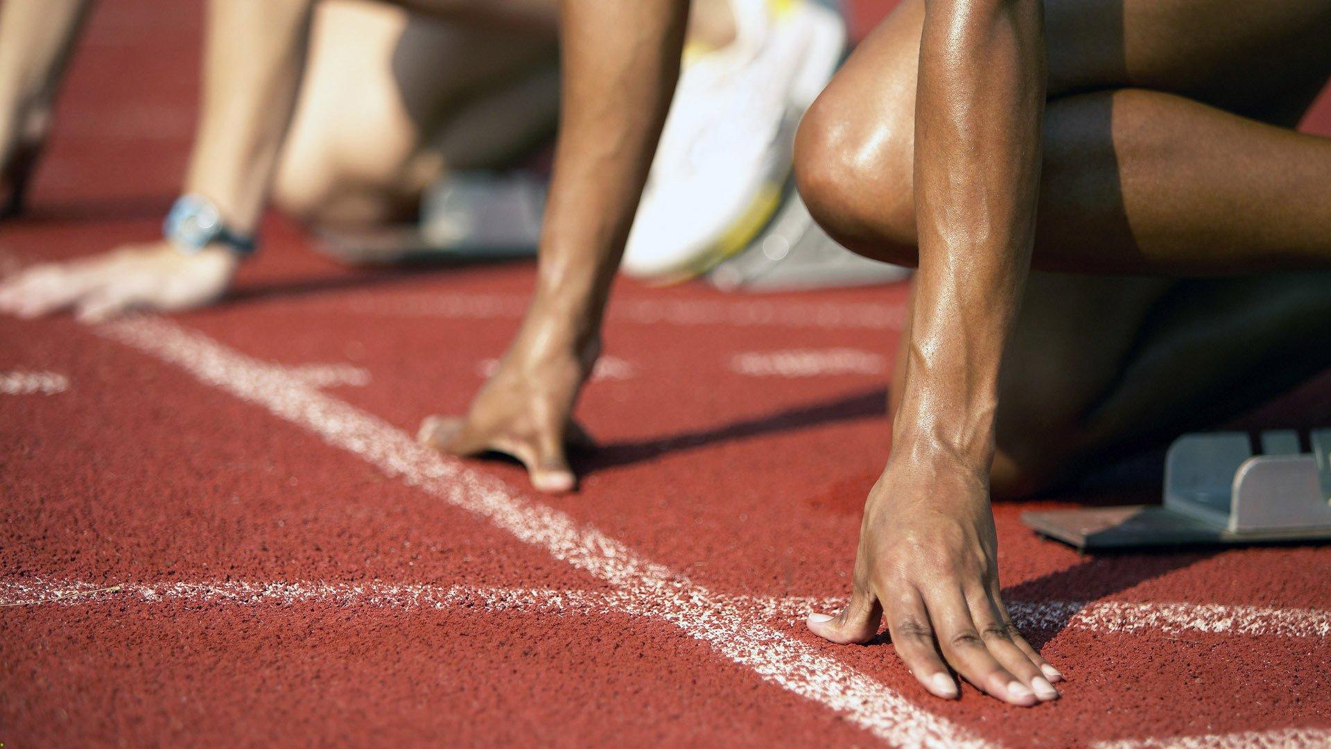 F1大奖赛激战正酣，维斯塔潘强势领跑，新秀车手表现亮眼