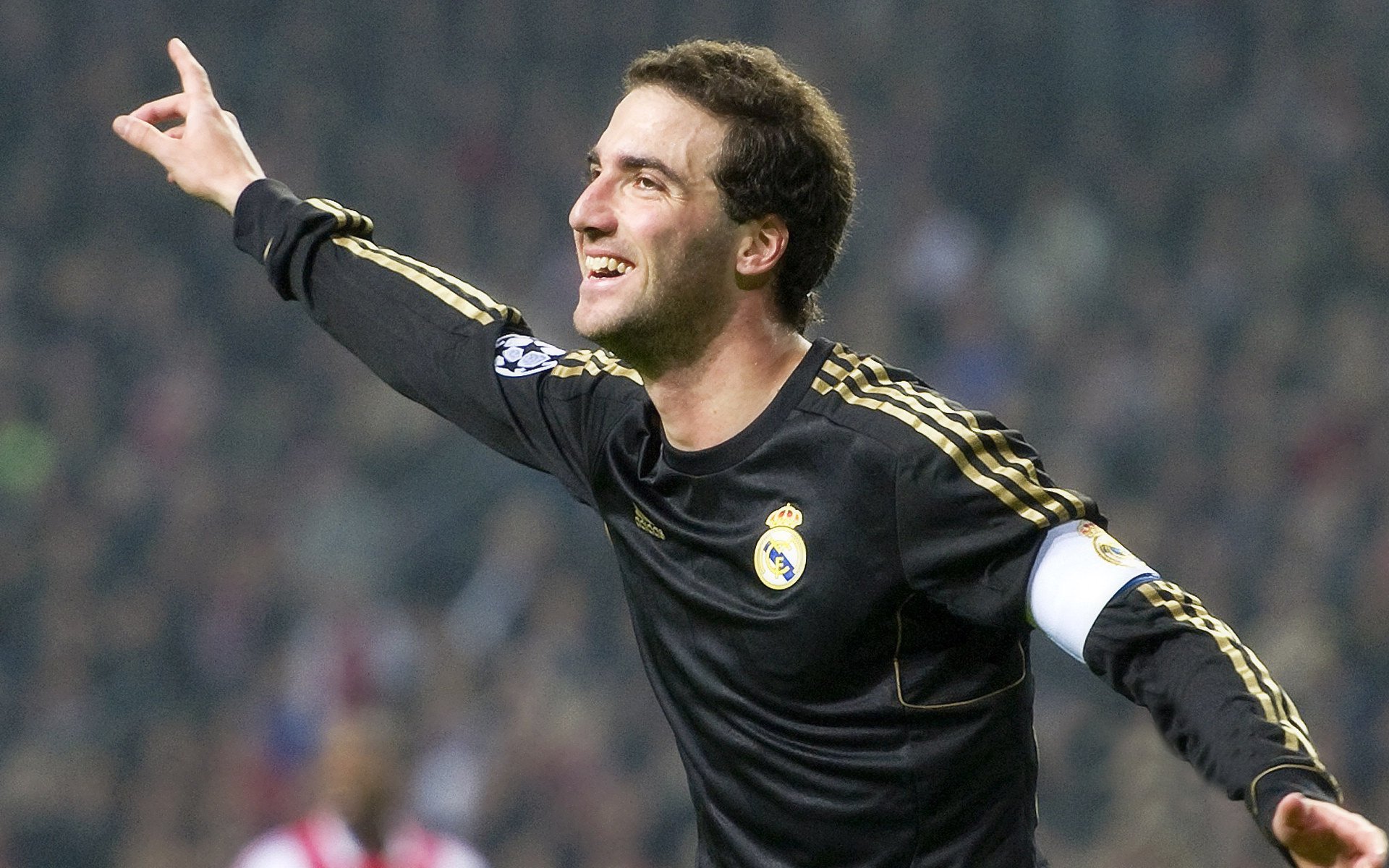 梅西第七次捧起金球奖 刷新历史纪录再创辉煌